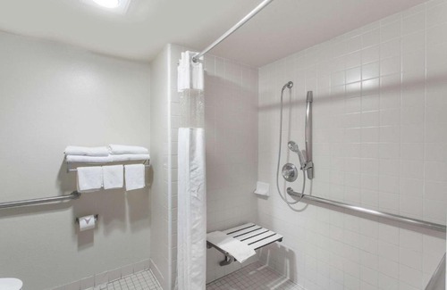 Southwest Anaheim Hotel | Convenient Days Inn by Wyndham Anaheim Near the Park