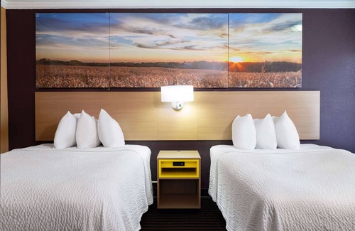 Anderson Hotel | Budget-Friendly Days Inn by Wyndham Anderson IN with Breakfast