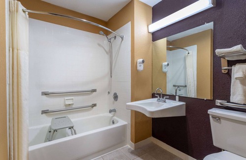 Anderson Hotel | Budget-Friendly Days Inn by Wyndham Anderson IN with Breakfast