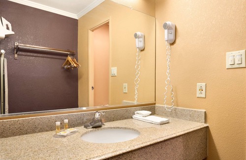 Anderson Hotel | Budget-Friendly Days Inn by Wyndham Anderson IN with Breakfast