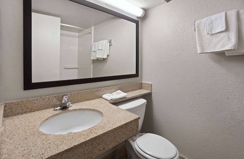 Ann Arbor Hotel | Comfortable Days Inn by Wyndham Ann Arbor with Pool & Spa