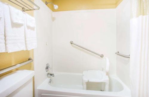 Athens Hotel | Budget-Friendly Days Inn by Wyndham Athens with Unique Amenities