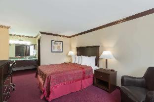 Auburn Hotel | Convenient Days Inn by Wyndham Auburn: Family-Friendly Stay