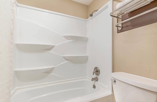 Auburn Hotel | Comfortable Days Inn by Wyndham Auburn with Pool & Breakfast
