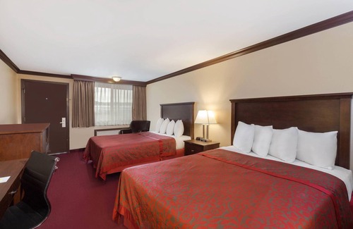 Auburn Hotel | Comfortable Days Inn by Wyndham Auburn with Pool & Breakfast