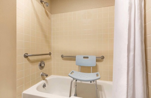 Auburn Hotel | Comfortable Days Inn by Wyndham Auburn with Pool & Breakfast
