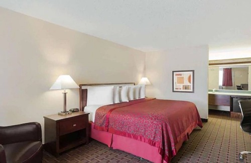 Auburn Hotel | Comfortable Days Inn by Wyndham Auburn with Pool & Breakfast