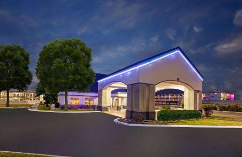 Austintown Hotel | Relax at Days Inn by Wyndham Austintown with Pool & Pets