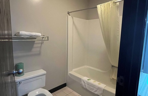Bad Axe Hotel | Inviting Stay at Franklin Inn with Breakfast & Family-Friendly Amenities