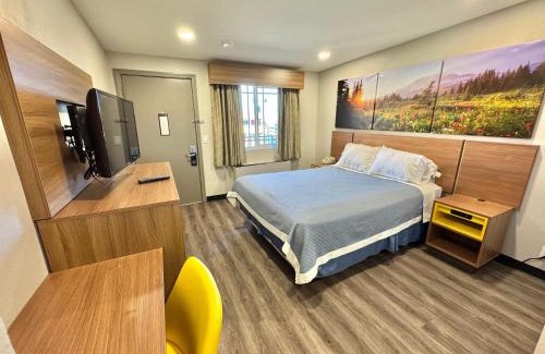 Barstow Hotel | Pet-Friendly Days Inn by Wyndham Barstow with Pool Access