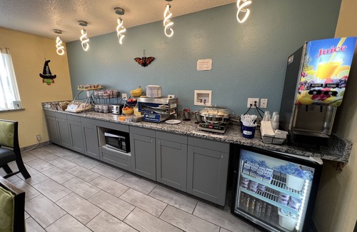 Batavia Hotel | Cozy Days Inn by Wyndham Batavia with Pool & Spa Access