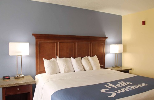 Batavia Hotel | Cozy Days Inn by Wyndham Batavia with Pool & Spa Access