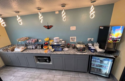 Batavia Hotel | Cozy Days Inn by Wyndham Batavia with Pool & Spa Access