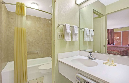 Benson Hotel | Convenient Days Inn by Wyndham Benson with Family Amenities