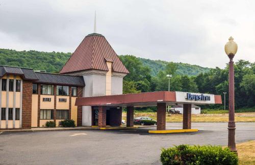 Berlin Hotel | Discover Days Inn by Wyndham Berlin Meriden with Pool Access