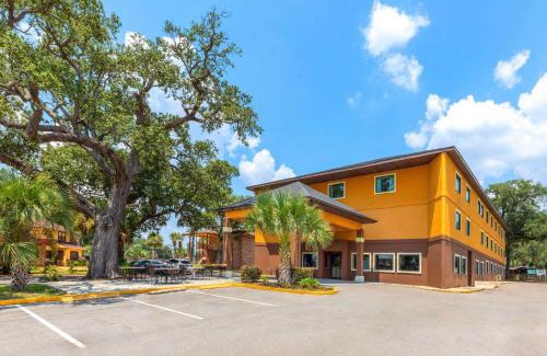 Biloxi Hotel | Relax at Days Inn by Wyndham Biloxi Beach with Pool Access