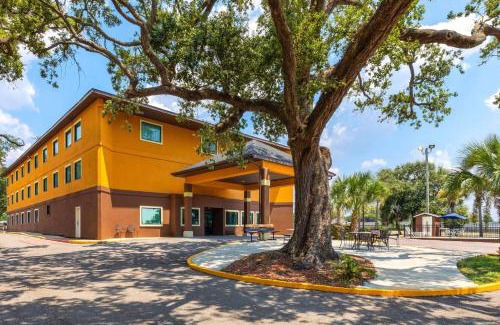 Biloxi Hotel | Relax at Days Inn by Wyndham Biloxi Beach with Pool Access