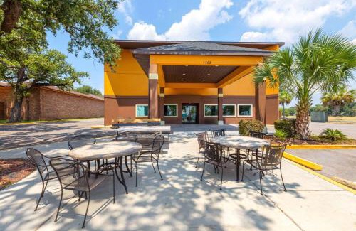 Biloxi Hotel | Relax at Days Inn by Wyndham Biloxi Beach with Pool Access