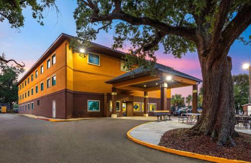 Biloxi Hotel | Relax at Days Inn by Wyndham Biloxi Beach with Pool Access