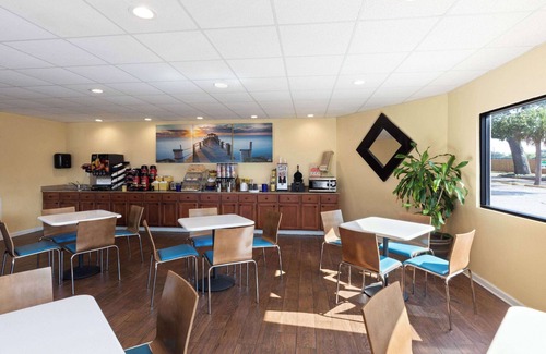 Biloxi Hotel | Relaxing Days Inn by Wyndham Biloxi Beach with Pool & Breakfast