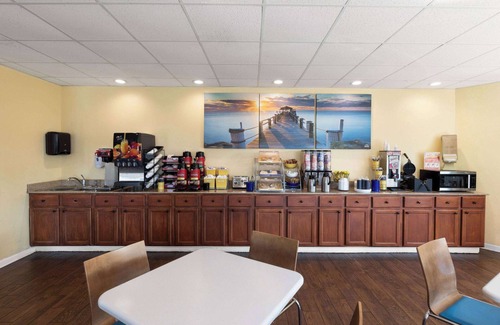 Biloxi Hotel | Relaxing Days Inn by Wyndham Biloxi Beach with Pool & Breakfast