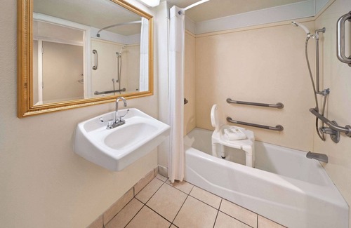 Biloxi Hotel | Relaxing Days Inn by Wyndham Biloxi Beach with Pool & Breakfast