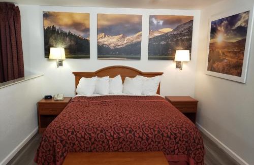 Bishop Hotel | Comfortable Days Inn by Wyndham Bishop with Pool & Pet Access
