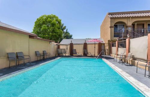 Bishop Hotel | Comfortable Days Inn by Wyndham Bishop with Pool & Pet Access