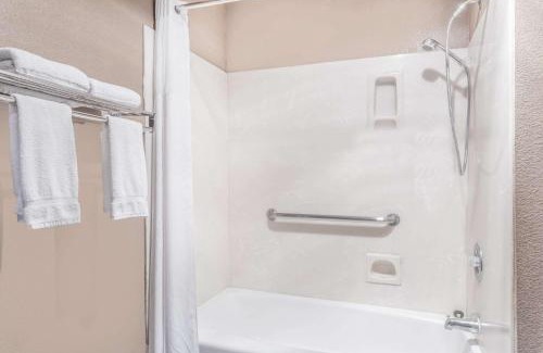 Bishop Hotel | Comfortable Days Inn by Wyndham Bishop with Pool & Pet Access