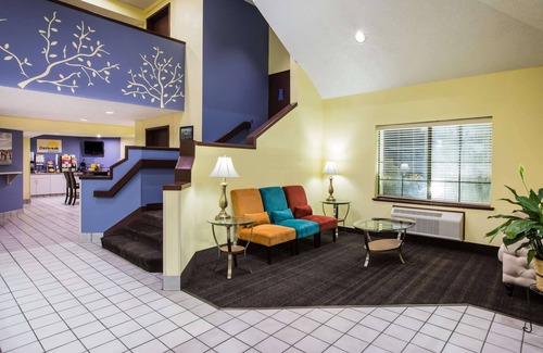 Blue Springs Hotel | Budget-Friendly Days Inn by Wyndham Blue Springs Awaits