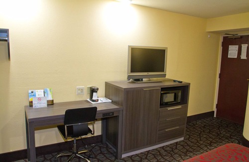 Blue Springs Hotel | Budget-Friendly Days Inn by Wyndham Blue Springs Awaits