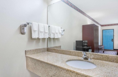 Blythewood Hotel | Pet-Friendly Days Inn by Wyndham Blythewood with Pool