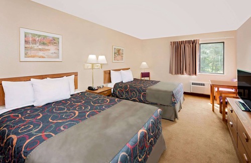 Boonville Hotel | Comfortable Days Inn by Wyndham Boonville with Pool & Spa