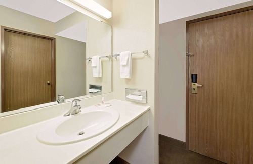 Boonville Hotel | Comfortable Days Inn by Wyndham Boonville with Pool & Spa