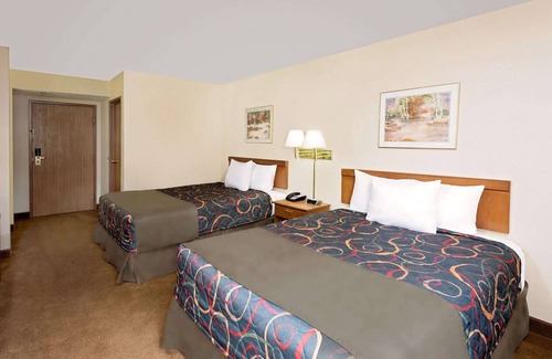 Boonville Hotel | Comfortable Days Inn by Wyndham Boonville with Pool & Spa