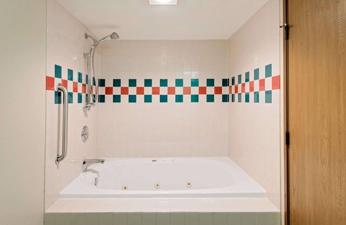 Boonville Hotel | Comfortable Days Inn by Wyndham Boonville with Pool & Spa