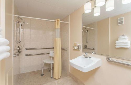Bradenton Hotel | Pet-Friendly Days Inn by Wyndham with Oceanfront Views