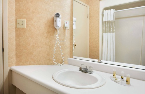 Brantford Hotel | Comfortable Days Inn by Wyndham Brantford with Breakfast