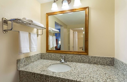Breezewood Hotel | Comfortable Stay at Days Inn by Wyndham Breezewood