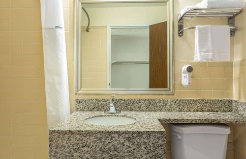 Breezewood Hotel | Comfortable Stay at Days Inn by Wyndham Breezewood