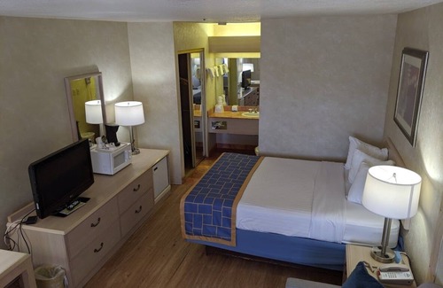 Bullhead City Hotel | Relaxing Days Inn by Wyndham Bullhead City with Spa & Pool