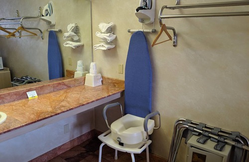 Bullhead City Hotel | Relaxing Days Inn by Wyndham Bullhead City with Spa & Pool