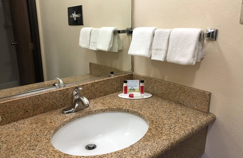 Bullhead City Hotel | Relaxing Days Inn by Wyndham Bullhead City with Spa & Pool