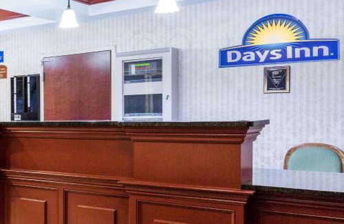 Hackettstown Hotel | Welcoming Days Inn by Wyndham Budd Lake with Hot Tub