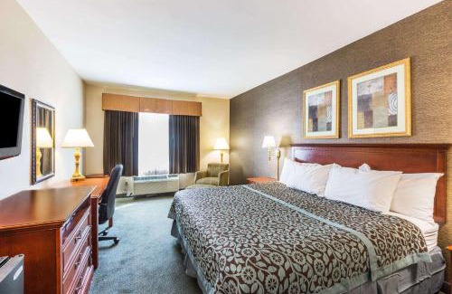 Hackettstown Hotel | Welcoming Days Inn by Wyndham Budd Lake with Hot Tub
