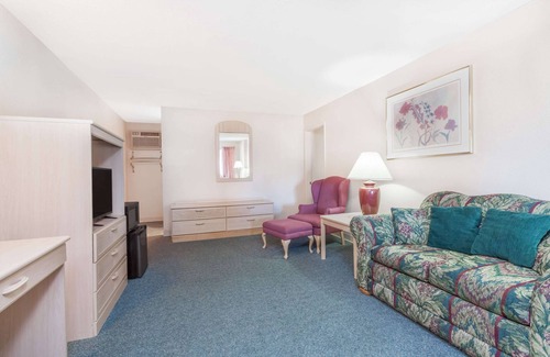 Burns Hotel | Convenient Stay at Days Inn by Wyndham Burns with Pool