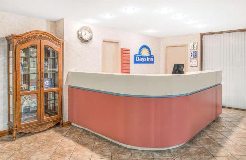 Calvert City Hotel | Pet-Friendly Days Inn by Wyndham Calvert City with Pool