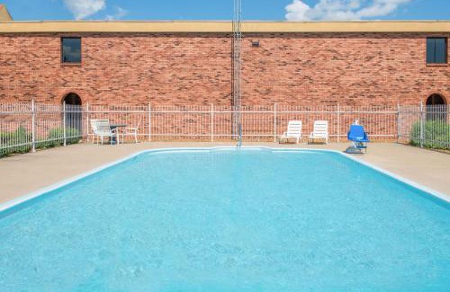 Calvert City Hotel | Pet-Friendly Days Inn by Wyndham Calvert City with Pool