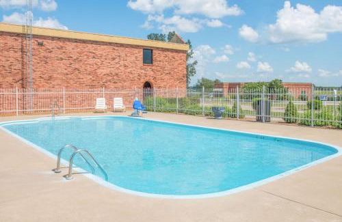 Calvert City Hotel | Pet-Friendly Days Inn by Wyndham Calvert City with Pool
