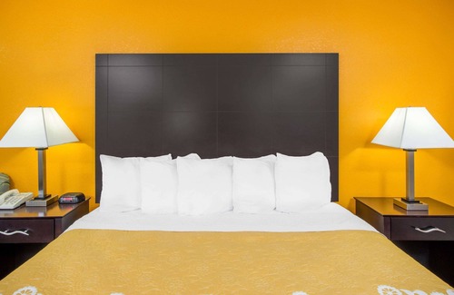 Calvert City Hotel | Welcoming Days Inn by Wyndham Calvert City with Pool & Dining